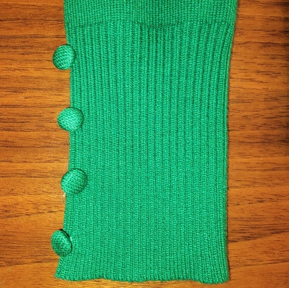 3/$30🏷 Spense Kelly Green Turtleneck Sweater Button Sleeve Details Ribbed Hem - Picture 7 of 12